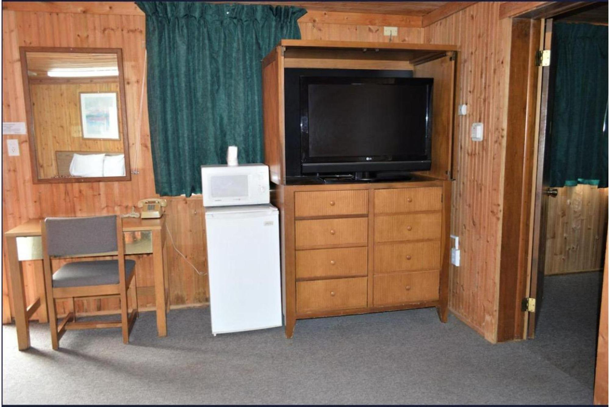 Green Acre Motel By Oyo Near Rush County Airport La Crosse Exterior foto