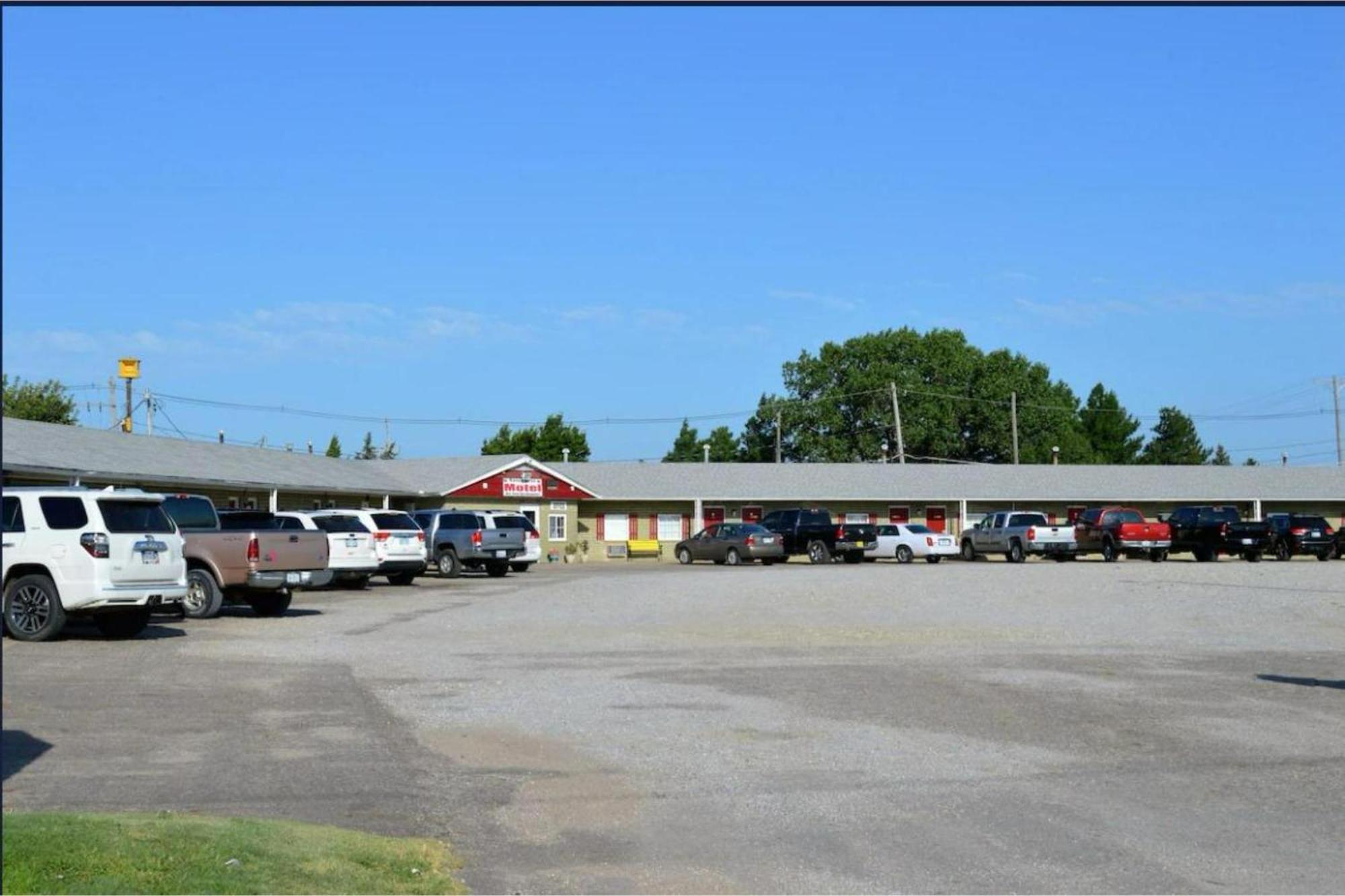 Green Acre Motel By Oyo Near Rush County Airport La Crosse Exterior foto