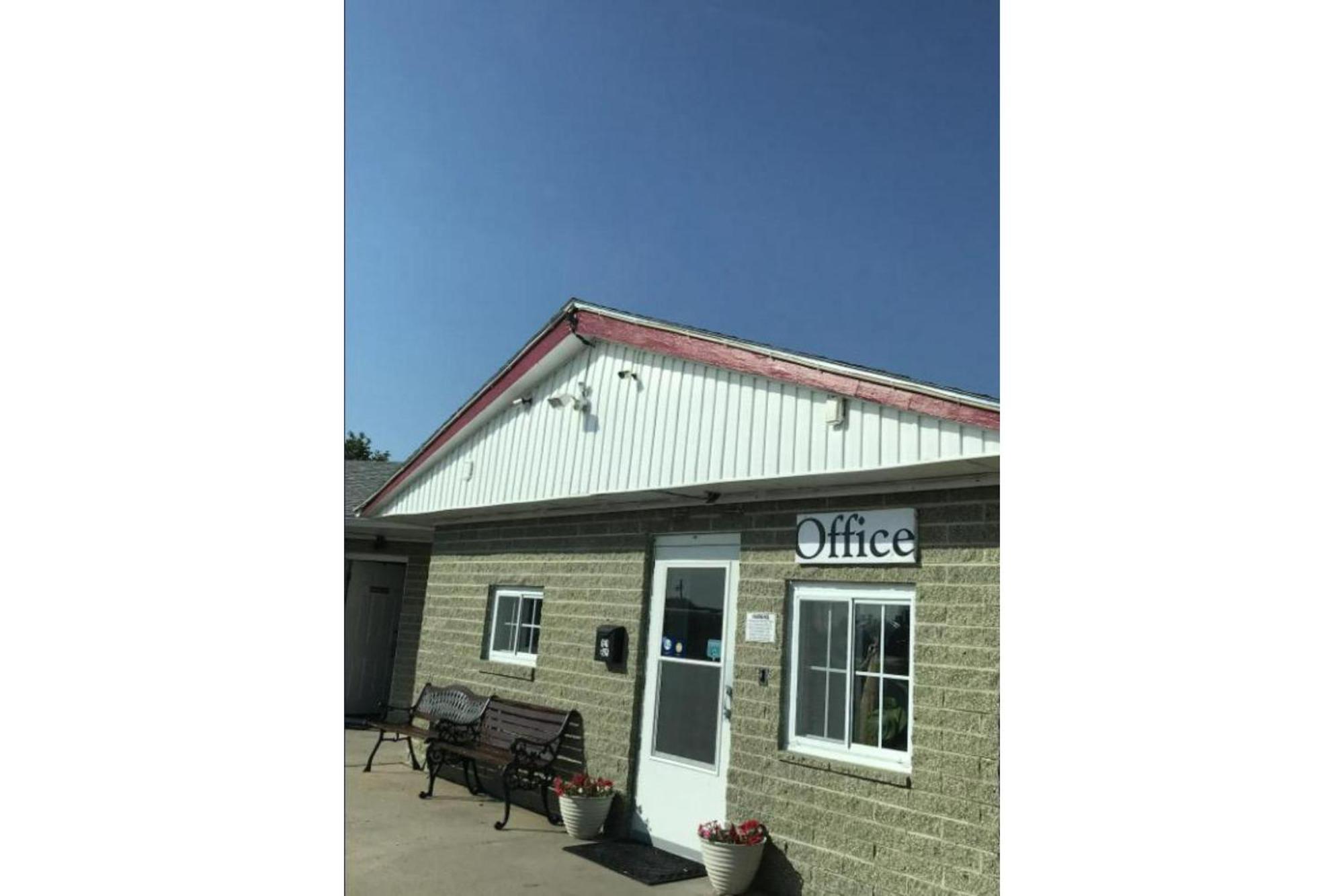 Green Acre Motel By Oyo Near Rush County Airport La Crosse Exterior foto